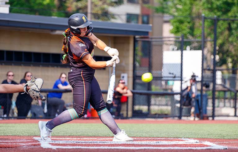 Emma Lee batting for the Mankato Habaneros