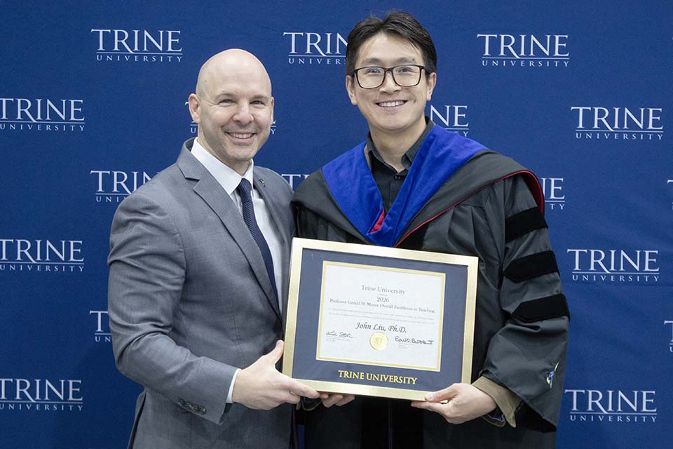 Dr. Kline presents award to Dr. Liu