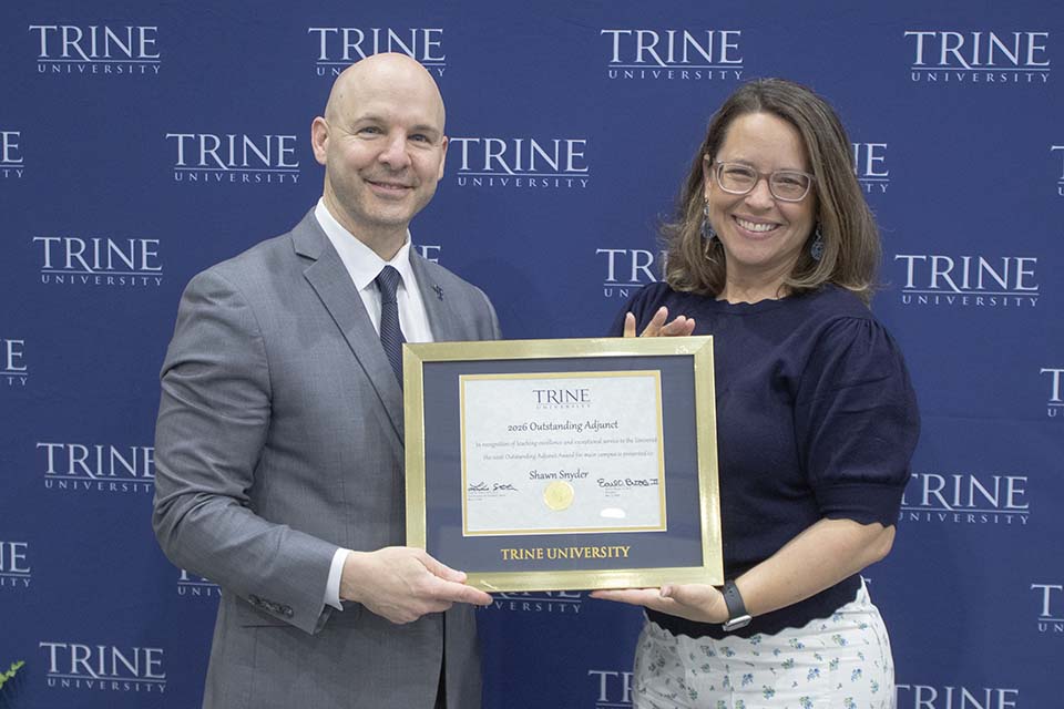 Dr. Kline presents award to Shawn Snyder