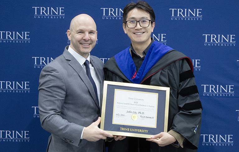 Dr. Kline presenting award to Dr. Liu